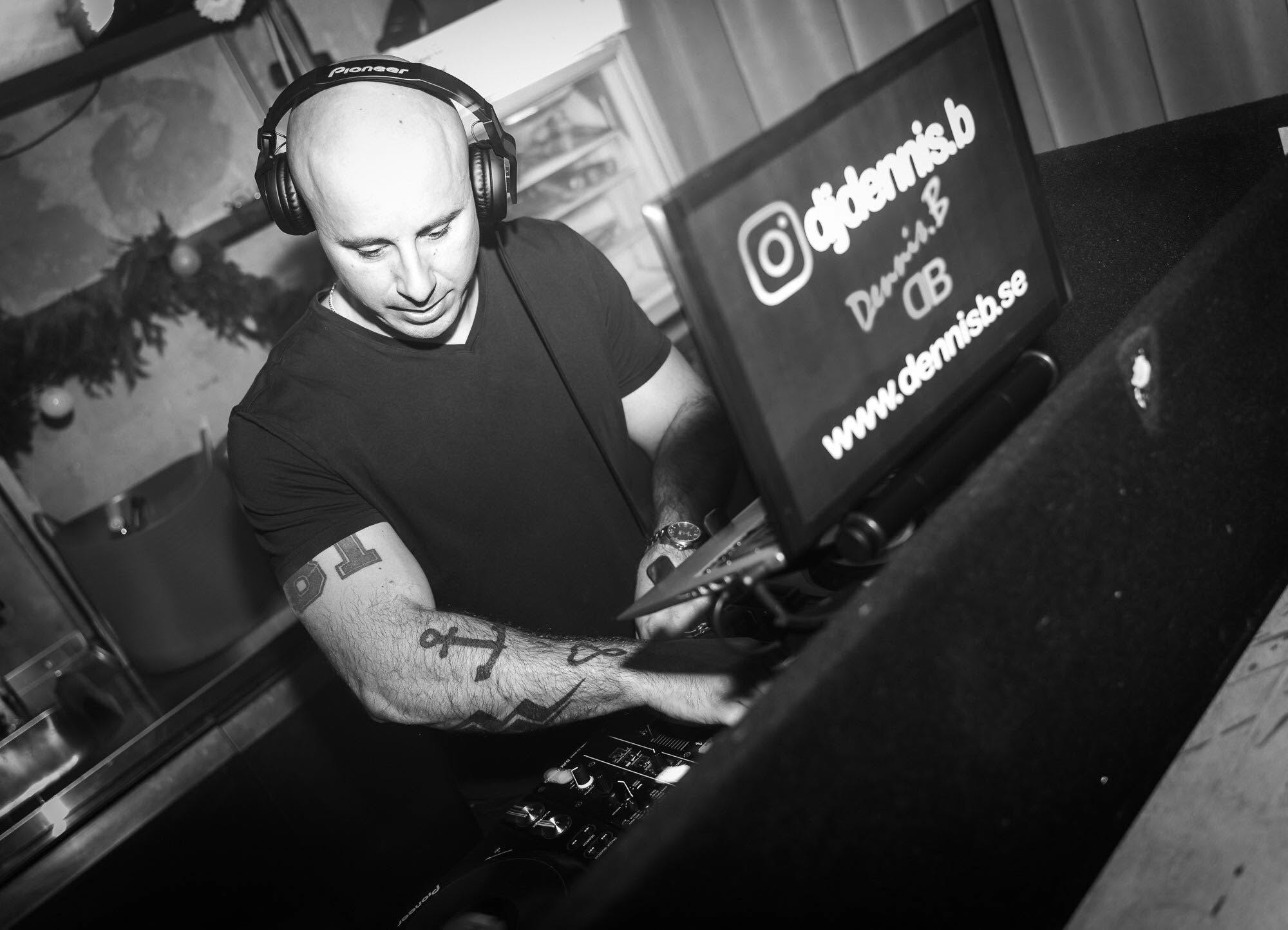 Dennis, DJ:n bakom Din DJ i Stockholm, med hörlurar vid mixerbordet